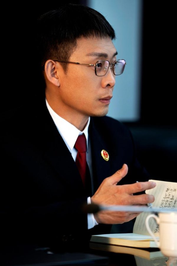 钜阵资本 还能这么拍？《以法之名》张译即兴设计让审讯戏从问话变心理战